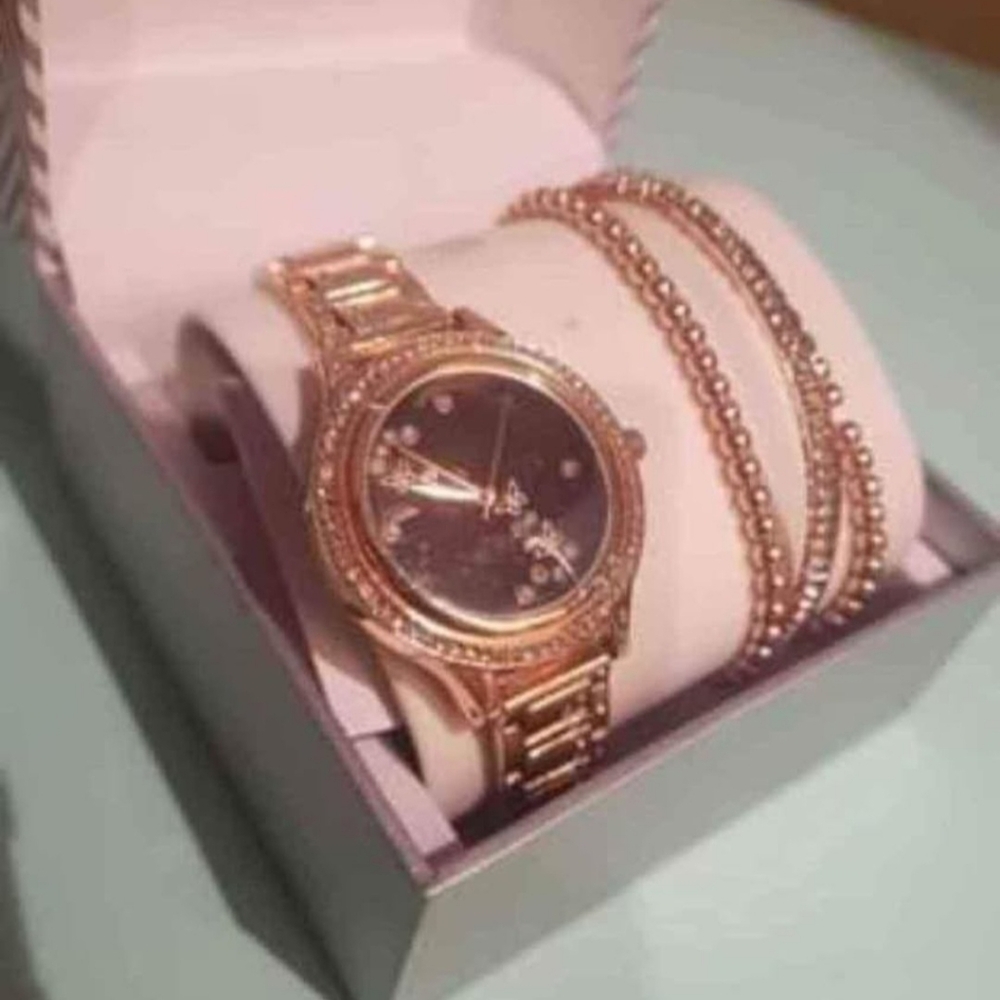 New Woman's watch ⌚ set ( watch will need a battery)